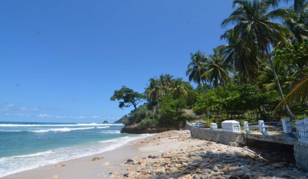 Pesona Kerikil Putih Pantai Pidakan