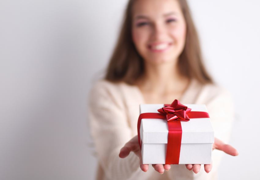 tersinggung saat diberi hadiah